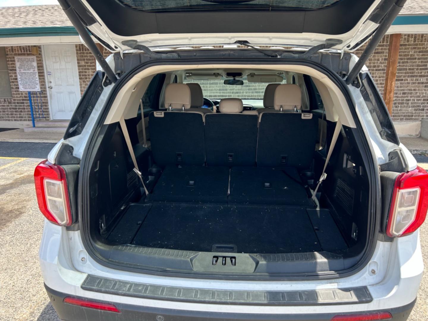 2020 White Ford Explorer XLT AWD (1FMSK8DHXLG) with an 2.3L L4 DOHC 16V engine, 10A transmission, located at 1687 Business 35 S, New Braunfels, TX, 78130, (830) 625-7159, 29.655487, -98.051491 - Photo#8